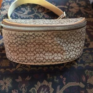 LIKE NEW - Vintage Coach belt bag.